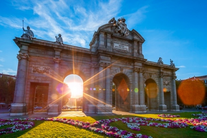 puerta-alcala-ubicada-madrid-espana_268835-909